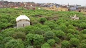वृंदावन का ये मंदिर अपने आप ही खुलता और बंद हो जाता है
